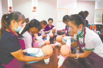 7月15日,枞阳县妇联组织开展家政服务技能培训活动。当日,枞阳县妇联"放心家政暖民心&middot;妇联在行动"家政服务技能培训首次走进乡镇,对120余名农村妇女进行家政技能培训,提升农村妇女就业创业能力,推进全县家政服务业健康发展。 本报通讯员 汪华君 摄